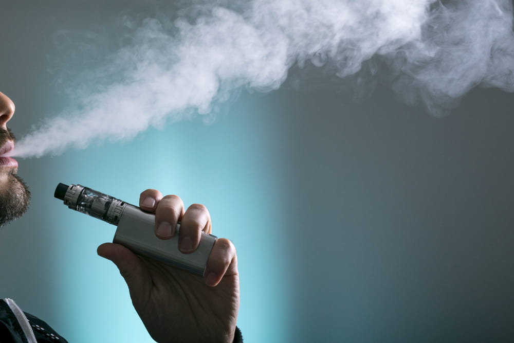 photo d'un homme fumant la cigarette électronique